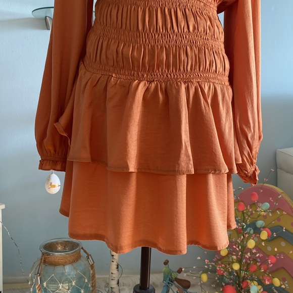 V-NECK SMOCKED TIERED MINI DRESS Rosewood colour long sleeve - Picture 11 of 13